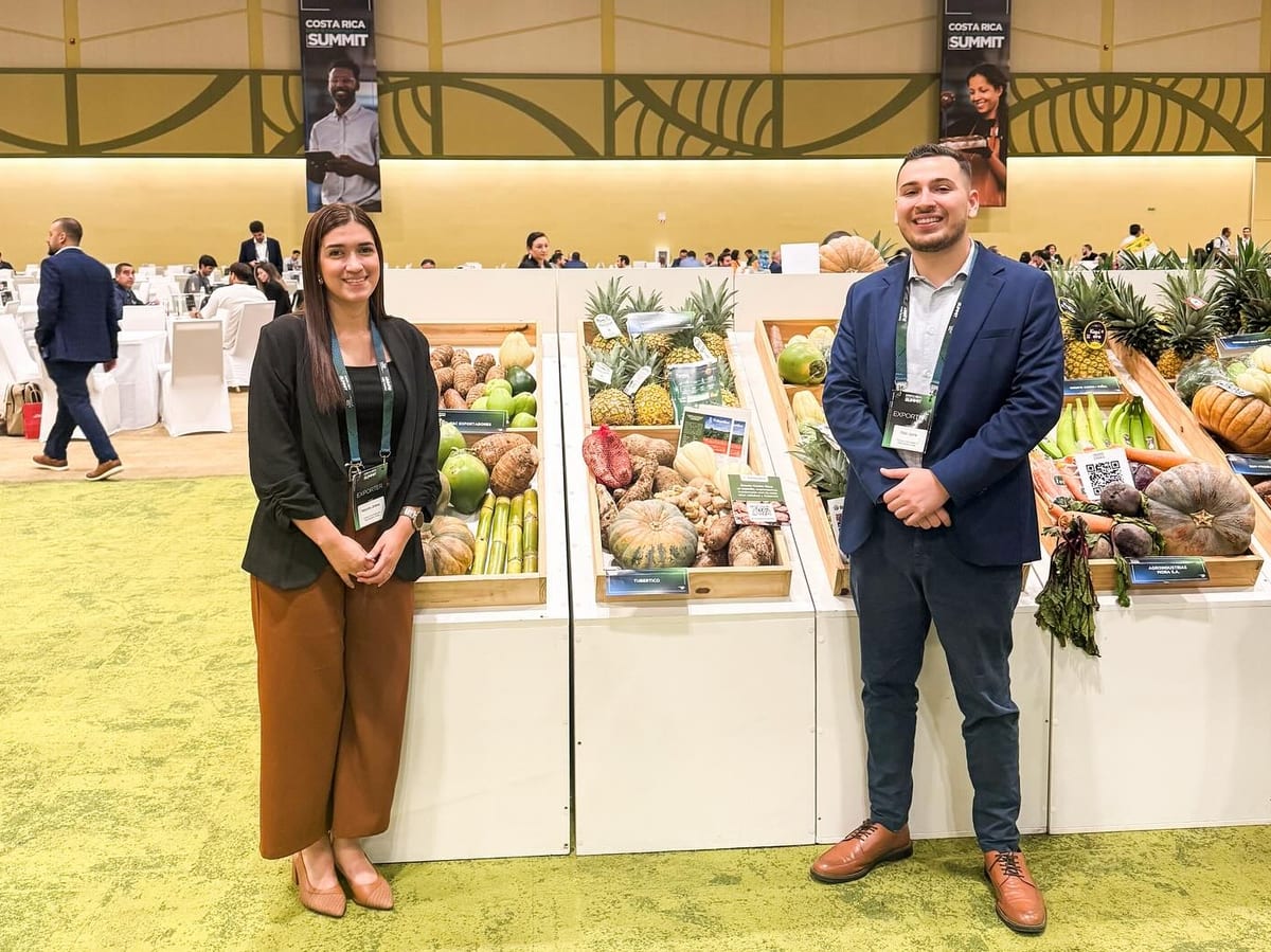 Alejandra Jiménez et Pablo Quirós, de Tubertico, devant les produits exposés au Costa Rica Trade & Investment Summit